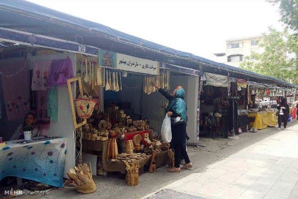 نمایشگاه سوغات و صنایع دستی استان ها در قروه برپا شد