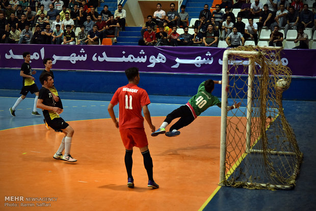 مباراة كرة الصالات بين فريق مشهد وفريق مهاجري افغانستان