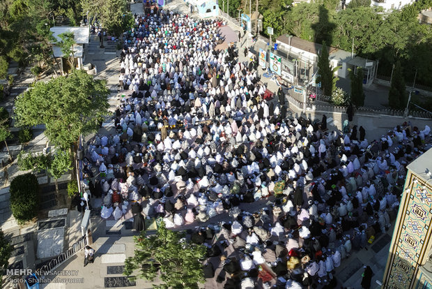 اقامه نماز عید سعید فطر در آستان مقدس امامزادگان پنج تن (علیهم السلام)