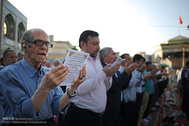 اقامه نماز عید سعید فطر در حرم امام زاده صالح (ع)