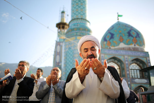 اقامه نماز عید سعید فطر در حرم امام زاده صالح (ع)