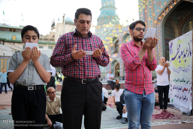 اقامه نماز عید سعید فطر در حرم امام زاده صالح (ع)