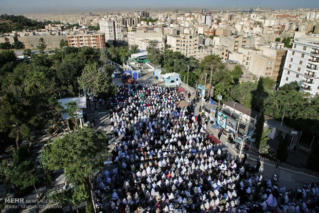 اقامه نماز عید سعید فطر در آستان مقدس امامزادگان پنج تن (علیهم السلام)