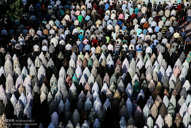 اقامه نماز عید سعید فطر در آستان مقدس امامزادگان پنج تن (علیهم السلام)