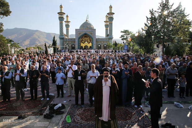 اقامه نماز عید سعید فطر در آستان مقدس امامزادگان پنج تن (علیهم السلام)