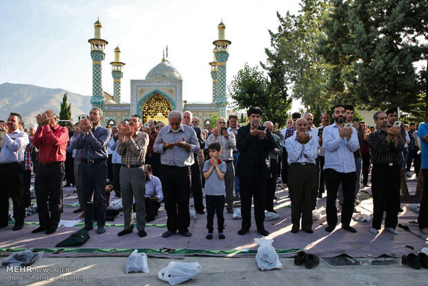 اقامه نماز عید سعید فطر در آستان مقدس امامزادگان پنج تن (علیهم السلام)