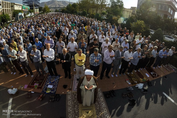 اقامه نماز عید فطر در میدان دهکده المپیک