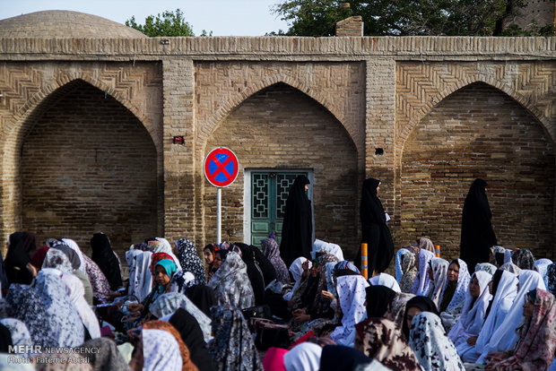 اقامه نماز عید سعید فطر در روستای آستانه استان مرکزی