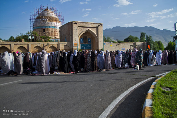 اقامه نماز عید سعید فطر در روستای آستانه استان مرکزی