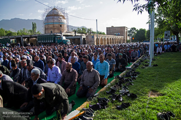 اقامه نماز عید سعید فطر در روستای آستانه استان مرکزی