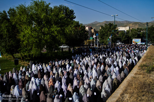 اقامه نماز عید سعید فطر در روستای آستانه استان مرکزی
