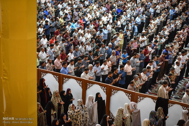 إقامة صلاة عيد الفطر في مسجد شاه جراغ (ع) في شيراز