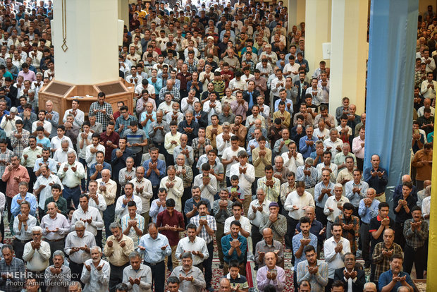 إقامة صلاة عيد الفطر في مسجد شاه جراغ (ع) في شيراز