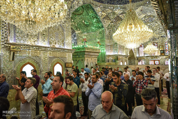 إقامة صلاة عيد الفطر في مسجد شاه جراغ (ع) في شيراز