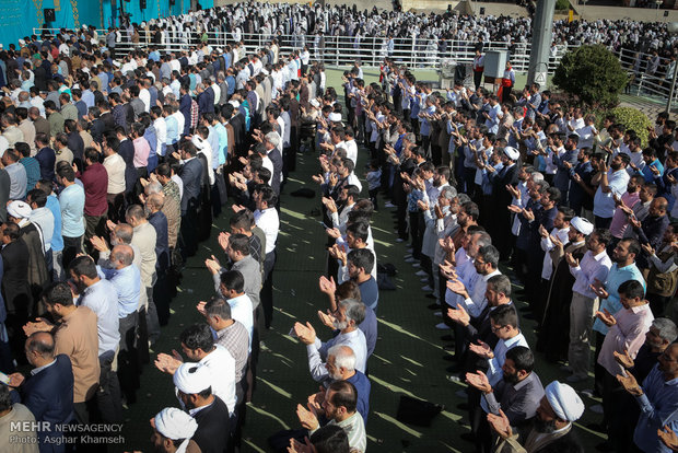 Leader leads Eid al-Fitr prayers