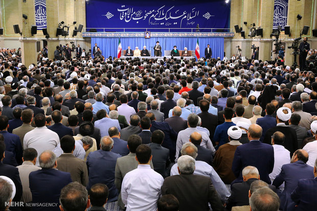 دیدار مسئولان نظام و سفرای کشورهای اسلامی با رهبر انقلاب