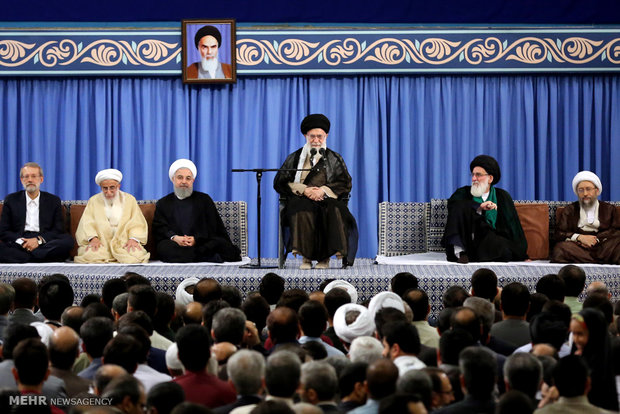 رہبر معظم سے ایرانی حکام اور اسلامی ممالک کے سفراء کی ملاقات