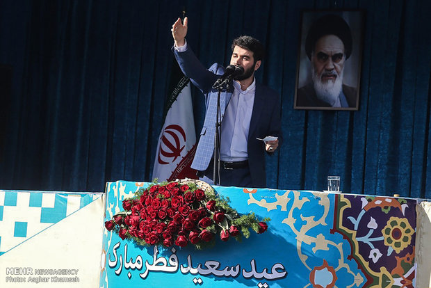 اقامه نماز عید فطر به امامت رهبر انقلاب - میثم مطیعی
