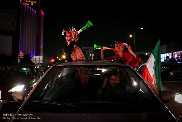 شادی مردم کرج پس از پیروزی تیم ملی فوتبال ایران مقابل مراکش