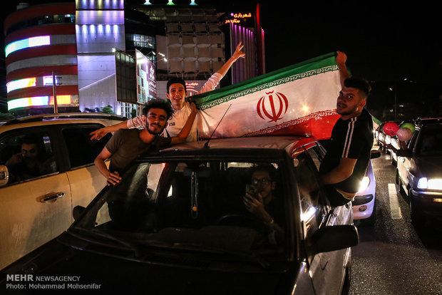شادی مردم کرج پس از پیروزی تیم ملی فوتبال ایران مقابل مراکش