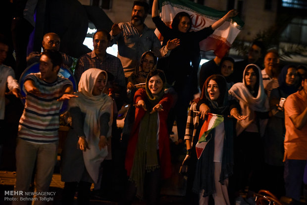 شادی مردم تهران پس از پیروزی تیم ملی فوتبال ایران مقابل مراکش