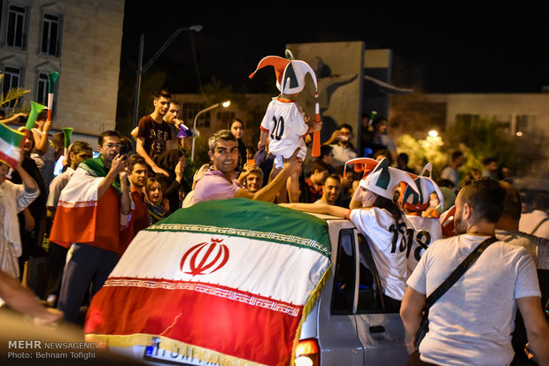 شادی مردم تهران پس از پیروزی تیم ملی فوتبال ایران مقابل مراکش