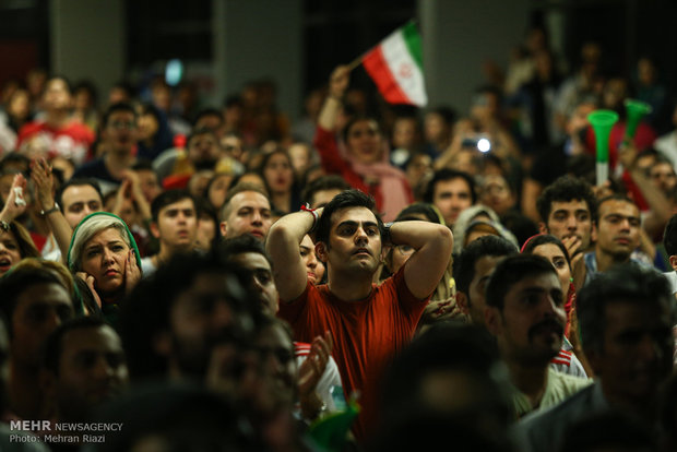تماشای دیدار تیم های ملی فوتبال ایران و مراکش در مجتمع چارسو تهران