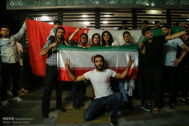 شادی شبانه مردم تهران پس از پیروزی تیم ملی فوتبال مقابل مراکش