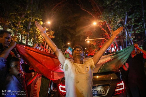 شادی شبانه مردم تهران پس از پیروزی تیم ملی فوتبال مقابل مراکش