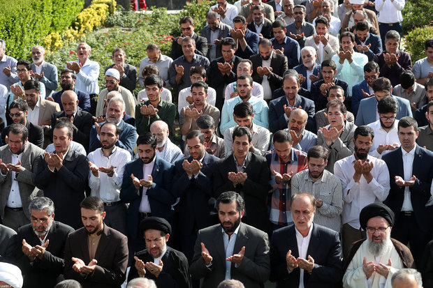 Leader leads Eid al-Fitr prayers