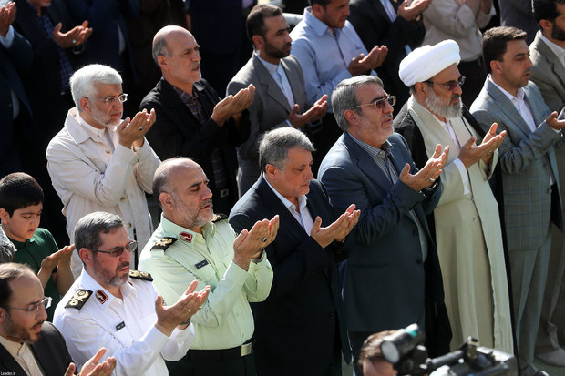 Leader leads Eid al-Fitr prayers