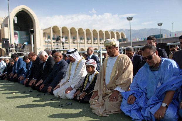 Leader leads Eid al-Fitr prayers