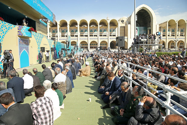 Leader leads Eid al-Fitr prayers