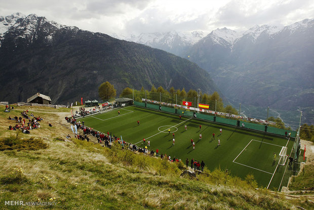 Dünyanın dört bir yanındaki futbol sahaları