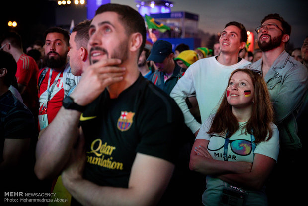 تماشای فوتبال در میان هواداران