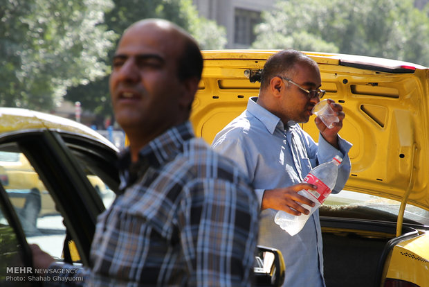 ارتفاع درجات الحرارة مع وصول الصيف في العاصمة طهران
