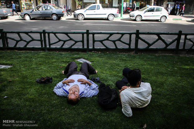 ارتفاع درجات الحرارة مع وصول الصيف في العاصمة طهران