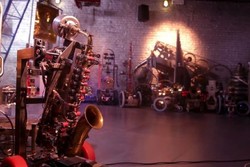 ارکستر رباتیک موسیقی می نوازد
