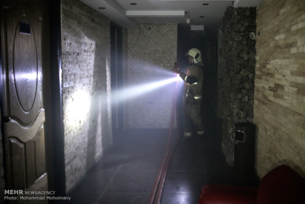 آتش سوزی در ساختمان فروش لوازم یدکی در خیابان امیرکبیر