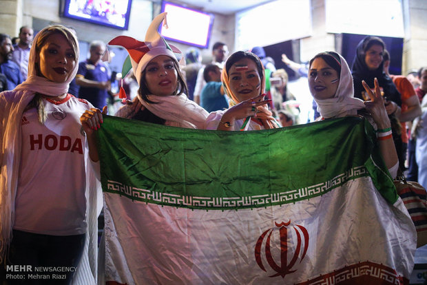 تماشای دیدار تیم ملی فوتبال ایران و اسپانیا در پردیس آزادی
