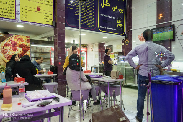 تماشای دیدار تیم های ملی فوتبال ایران و اسپانیا در کرج