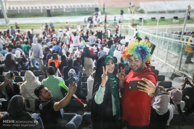 تماشای خانوادگی دیدار تیم های فوتبال ایران و اسپانیا در ورزشگاه آزادی