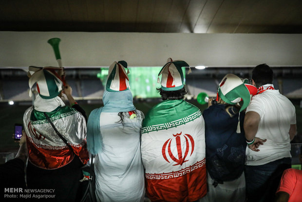 Tahran'da ailece futbol coşkusu