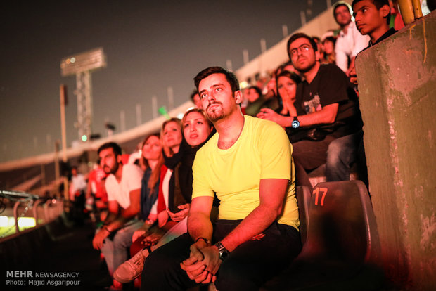 تماشای خانوادگی دیدار تیم های فوتبال ایران و اسپانیا در ورزشگاه آزادی