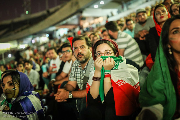 Tahran'da ailece futbol coşkusu