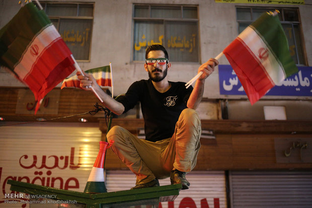 شادی شبانه مردم تهران بعد از بازی ایران و اسپانیا