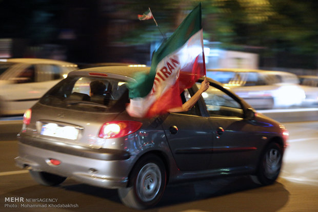 شادی شبانه مردم تهران بعد از بازی ایران و اسپانیا