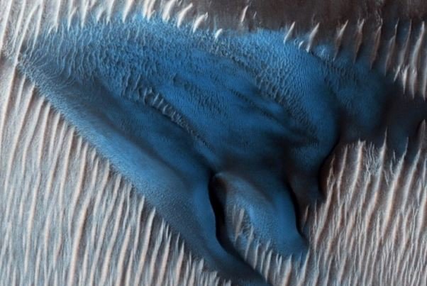 تصویر تپه آبی رنگ در سیاره سرخ