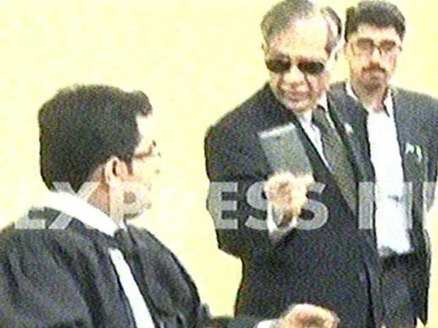 شرجیل میمن کے کمرے سے شراب کی بوتلیں، منشیات اور سگریٹ کے پیکٹ برآمد۔ شرجیل میمن کے کمرے سے شراب کی بوتلیں، منشیات اور سگریٹ کے پیکٹ برآمد۔