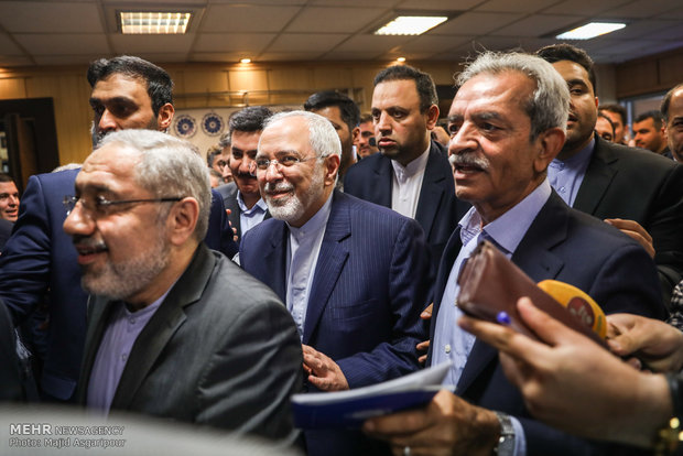 Iran chamber of commerce meeting with Zarif